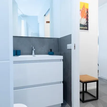 Daire Charming With Balcony And View In *